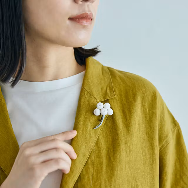 季節のブローチ 白い実