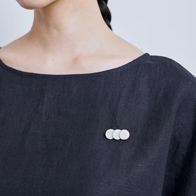 小さな工芸のブローチ 鹿角