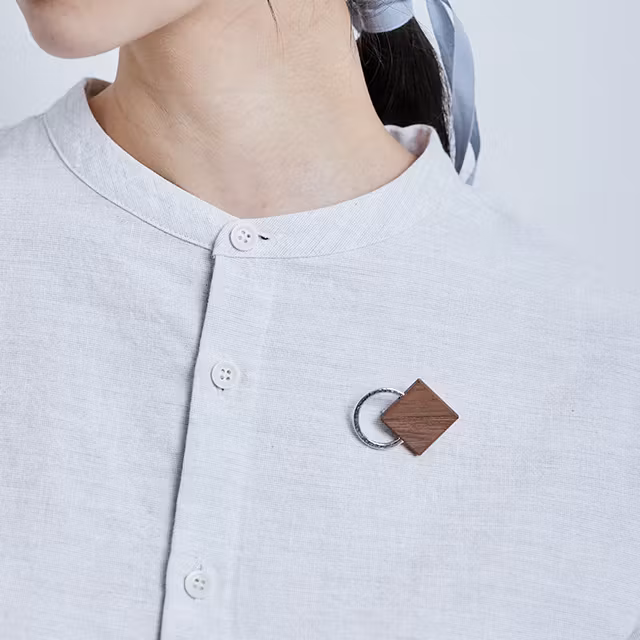 小さな工芸のブローチ 錫