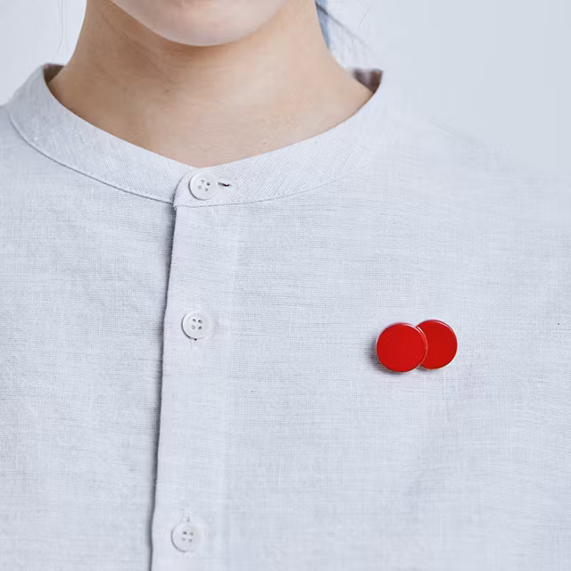 小さな工芸のブローチ 籐